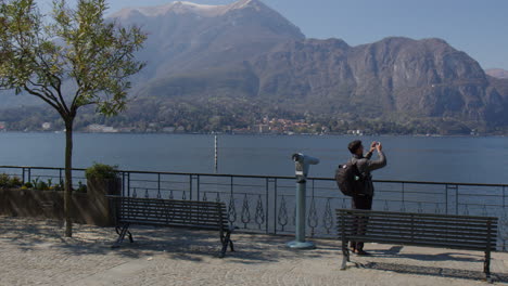 Stadt-Bellagio,-Lombardei,-Italien---Ein-Tourist-Fotografiert-Den-Comer-See-Vom-Berühmten-Lungolago-Europa-Wanderweg-Aus---Luftaufnahme