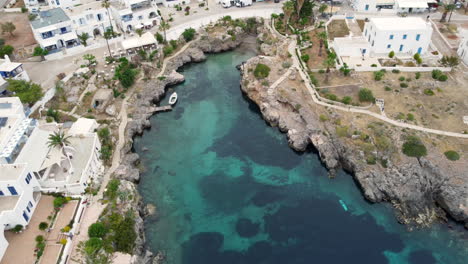 Rocky-beach-of-the-picturesque-seaside-village-Avlemonas-in-Kythera-island,-Greece