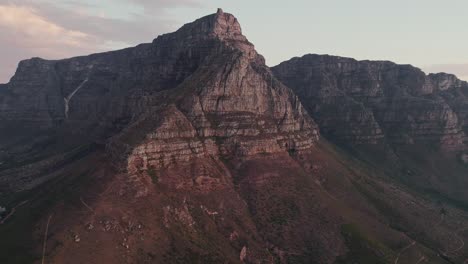 Montaña-De-La-Mesa-Prominente-Al-Atardecer-En-Ciudad-Del-Cabo,-Sudáfrica