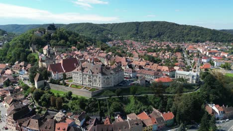Mittelalterliche-Stadt-Und-Altstadt-Von-Sighisoara-In-Siebenbürgen,-Rumänien---4K-Luftaufnahme