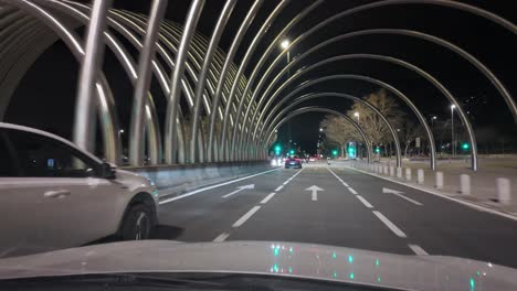 Punto-De-Vista-Pov-Conduciendo-De-Noche-En-La-Gran-Avenida-M-30-Avenida-De-La-Ilustracion-En-Madrid-Pasando-Bajo-Un-Gran-Arco-Estructura-Escultura-Ilustración-Puerta