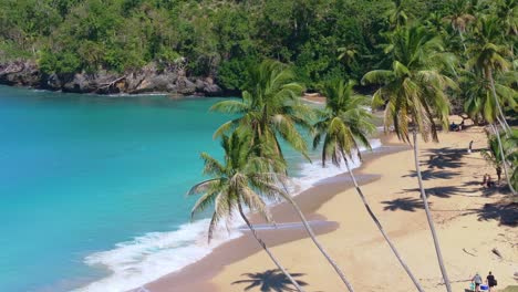 Vista-Aérea-De-Una-Hermosa-Playa-De-Arena-Con-Aguas-Turquesas-En-Verano