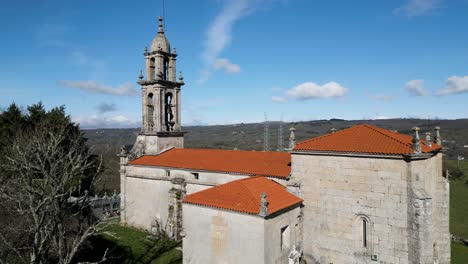 Drone-Asciende-Estableciendo-La-Iglesia-De-Santa-María-De-Castrelo-En-San-Xoan-De-Rio,-Ourense,-Galicia,-España