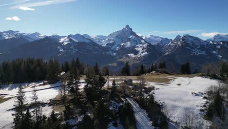 Amden-Weesen-Suiza-Hermoso-Vuelo-Revelador-Sobre-La-Propiedad-En-Un-Acantilado-Para-Mostrar-Montañas-Pintorescas