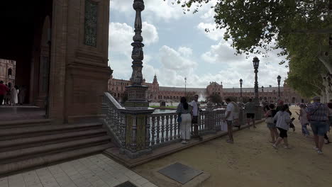 Turista-Admira-La-Plaza-De-España-De-Sevilla,-Vista-En-Movimiento