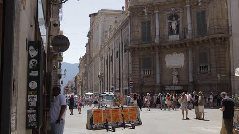 Touristen-Gehen-Auf-Dem-Quattro-Canti,-Offiziell-Bekannt-Als-Piazza-Vigliena-In-Palermo