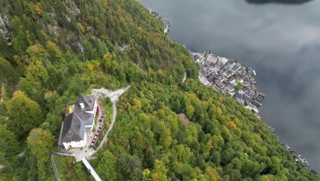 Pueblo-De-Hallstatt-Y-Plataforma-Mirador-Skywalk-En-Austria---Aéreo-4k