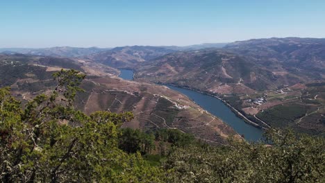Atemberaubende-Luftaufnahme-Des-Flusses-Douro