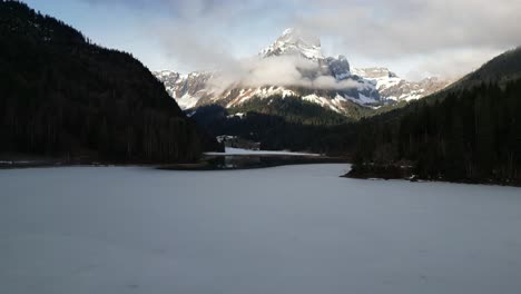 Obersee-Glarus-Näfels-Schweiz-Tiefflug-über-Schmelzendes-Eis