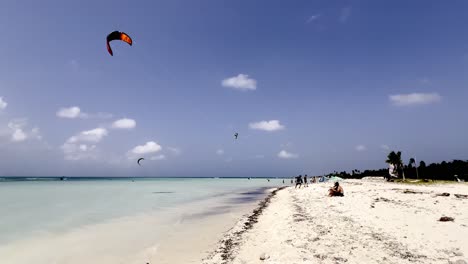 Kiteboarding-Entlang-Der-Küste-Von-Aruba