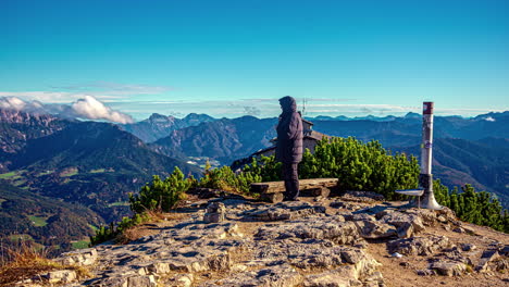 Excursionista-Tomando-Fotografías-Del-Panorama-Alpino-En-La-Cima-De-La-Montaña,-Timelapse