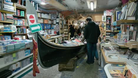 Gondel-Bücherregal-In-Der-Buchhandlung-Acqua-Alta,-Venedig