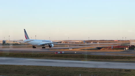 Avión-De-Larga-Distancia-De-Air-France-Rodando-Hacia-La-Pista-Del-Aeropuerto-Charles-De-Gaulle