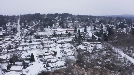 Toma-Aérea-Que-Muestra-Nieve-En-La-Ciudad-Suburbana-De-Oregon.