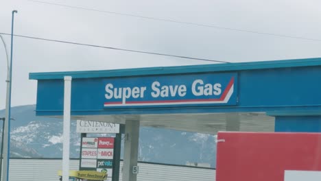 Nahaufnahme-Der-Super-Save-Tankstelle-In-Salmon-Arm,-British-Columbia,-Kanada