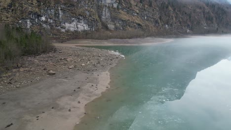 Klöntalersee-Glarus-Suiza-Vuelo-Hacia-Atrás-Muestra-Línea-De-Playa