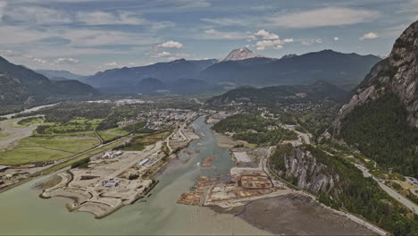 Sobrevuelo-Aéreo-V1-De-Squamish-Bc-Canada-Sobre-El-Río-Howe-Sound-Que-Captura-La-Encantadora-Ciudad,-El-Monolito-De-Granito-Del-Jefe-Stawamus,-Las-Montañas-Boscosas-Y-El-Canal-Ciego-De-Mamaquam---Filmado-Con-Mavic-3-Pro-Cine---Julio-De-2023