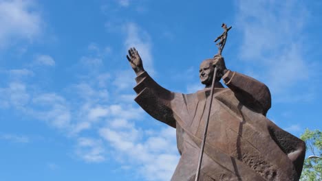 Vista-Lateral-De-La-Estatua-De-Bronce-Del-Papa-Juan-Pablo-II-Contra-El-Cielo-Azul-En-La-Ciudad-Capital-De-Timor-Oriental,-En-El-Sudeste-De-Asia