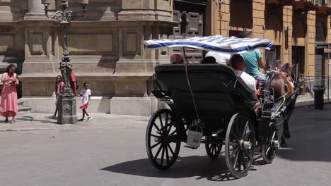 Touristen-Reiten-Auf-Einem-Pferd-Auf-Der-Piazza-Vigliena-In-Palermo,-Italien