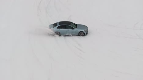 Luftaufnahme-Einer-Autofahrt-Um-Verkehrskegel-Auf-Einer-Verschneiten-Rennstrecke,-Drift-Event