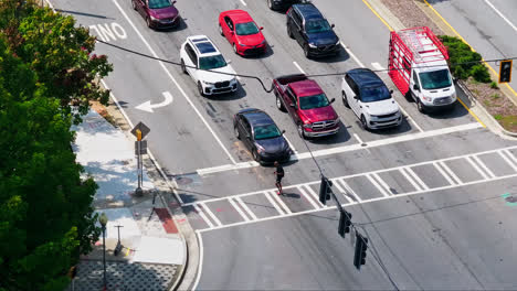 Detener-Coches-En-El-Cruce-De-Peatones-En-La-Ciudad-Americana.