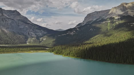 Emerald-Lake-BC-Canadá-V1-Drone-Aéreo-Sobrevolando-El-Lago-Capturando-El-Valle-Del-Bosque-De-Coníferas,-Vistas-Espectaculares-De-La-Cordillera-Y-El-Pico-En-El-Parque-Nacional-Yoho---Filmado-Con-Mavic-3-Pro-Cine---Julio-De-2023