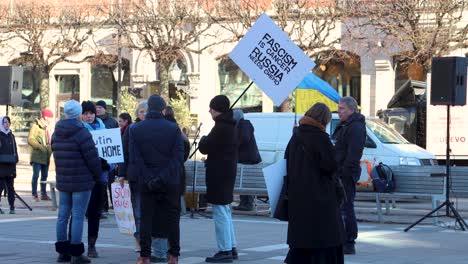 Personas-Con-Carteles-Y-Banderas-En-Una-Manifestación-Contra-La-Guerra-Rusa-En-Ucrania.