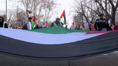 Demonstranten-Halten-Während-Eines-Solidaritätsmarsches-Mit-Palästina-Eine-Große-Palästinensische-Flagge