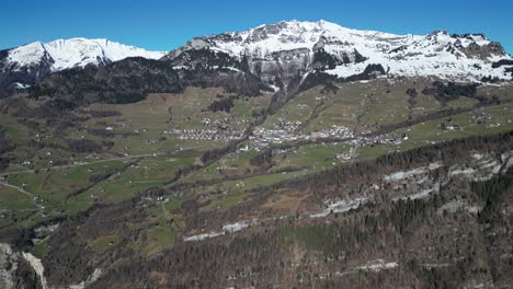 Amden-Weesen-Suiza-Pueblo-En-El-Valle-De-La-Montaña-En-Un-Día-Soleado