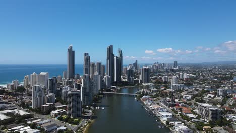 Luftaufnahme-Der-Chevron-Island-Bridge-über-Den-Nerang-River,-Die-Die-Vororte-Der-Gold-Coast-Mit-Surfers-Paradise-Verbindet