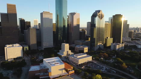 Vista-Aérea-Del-Ayuntamiento-Y-El-Lado-Oeste-Del-Horizonte,-Puesta-De-Sol-En-Houston