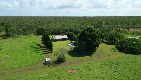 Drone-Aéreo-De-Una-Enorme-Superficie-Rural-Del-Interior-De-Un-Bloque-Con-Casa-Y-Piscina-En-El-Borde-De-La-Propiedad