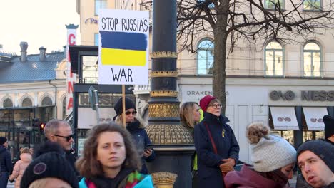 Stoppt-Den-Krieg-Gegen-Russland-–-Schild-Bei-Pro-ukrainischer-Antikriegsdemonstration-In-Schweden