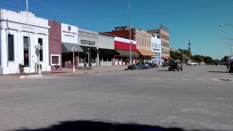 El-Centro-De-Sweetwater,-Texas-Y-Un-Jeep-Conduciendo-Con-Vídeo-Estable-Sobre-Un-Trípode.