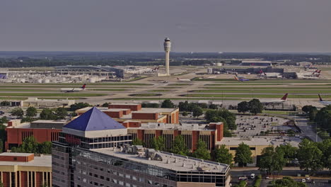 Atlanta,-Georgia,-Luftaufnahme-Eines-V936-Drohnenüberflugs-über-Hapeville,-Der-Internationale-Terminals-Am-Hartsfield-Airport-Von-Atlanta-Mit-Dem-Flugsicherungsturm-Der-FAA-Und-Dem-Delta-Hauptquartier-Erfasst-–-Aufgenommen-Mit-Mavic-3-Pro-Cine-–-Mai-2023