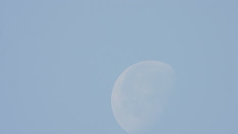 Mond-Im-Himmel---Wunderschön---Weißer-Stein-