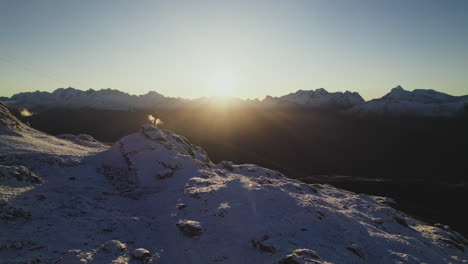 Alpes-Suizos-Al-Amanecer,-Paisaje-De-Cumbres-Montañosas-Cubiertas-De-Nieve-En-La-Zona-De-Esquí-De-Aletsch-Arena-En-La-Región-Del-Cantón-De-Valais,-Suiza