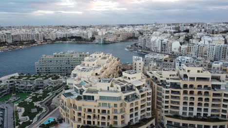 Malta-Luftaufnahmen-Von-Gebäuden-Und-Dem-Meer-Bei-Valletta