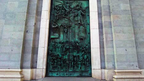 Riesige-Metallisch-bronzefarbene-Kirchentür-Der-Catedral-De-La-Almudena-In-Madrid