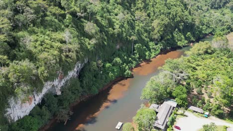 Majestätisches-Flusstal-Im-Süden-Thailands