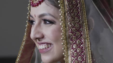 Schönes-Porträt-Einer-Glücklichen-Braut-Bei-Der-Indischen-Hochzeit