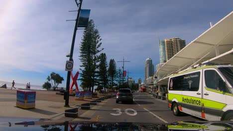 Punto-De-Vista-Conduciendo-A-Través-Del-Paraíso-De-Los-Surfistas-A-Lo-Largo-De-La-Explanada-Pasando-Por-Cavill-Ave-Junto-A-La-Playa,-Gold-Coast