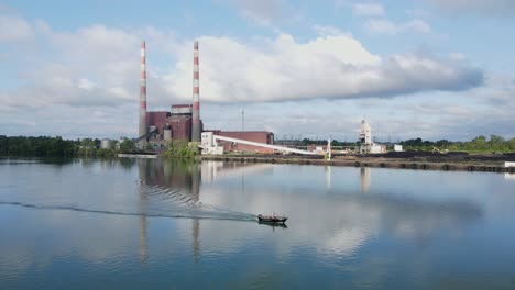 Trenton-Channel-Power-Plant-in-Trenton,-Michigan,-USA-on-the-Detroit-River,-aerial-pedestal-up