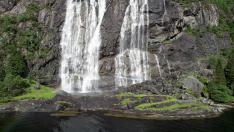 La-Cámara-Empuja-El-Fondo-De-Una-Gran-Cascada,-Laukelandsfossen,-En-Noruega.