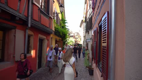 Gente-Disfrutando-De-Una-Tarde-Soleada-En-El-Distrito-De-Pescaderías-De-Colmar.