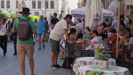 Touristen-Beim-Einkaufen-In-Der-Straße-Von-Palermo,-Italien