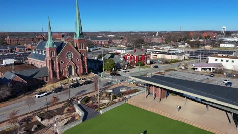 Toma-De-Drones-En-Aumento-Del-Centro-De-Commons,-Con-La-Iglesia-Al-Fondo,-Ubicada-En-Clarksville-Tennessee