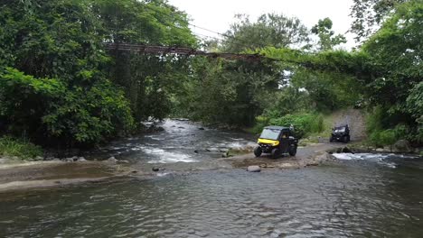 Recorrido-Lado-A-Lado-Por-La-Selva-Tropical,-Pasando-Por-Río