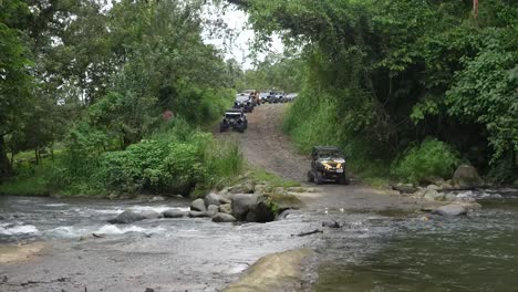 Recorrido-Lado-A-Lado-Selva-Tropical,-Río