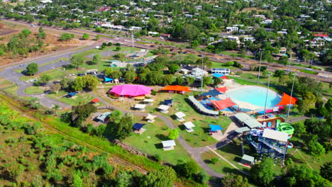 Drone-Aéreo-Del-Parque-Acuático-Leanyer-Vacío-En-El-Territorio-Del-Norte-De-Darwin,-Australia,-Retiro-De-Retroceso